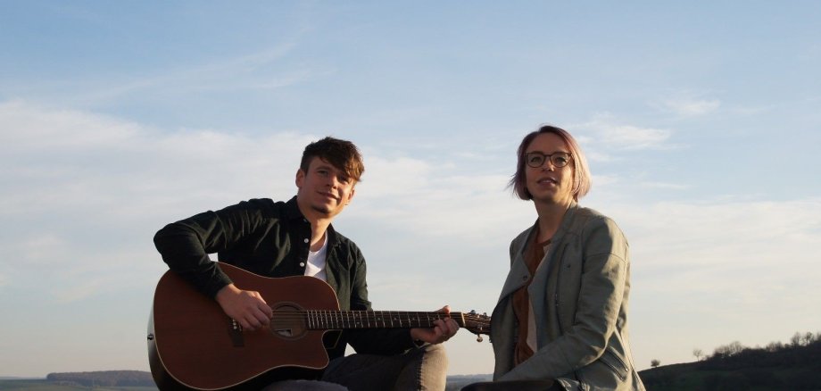 La photo montre le duo L & L Acoustics composé de Lara Fuchs et Lukas Decker