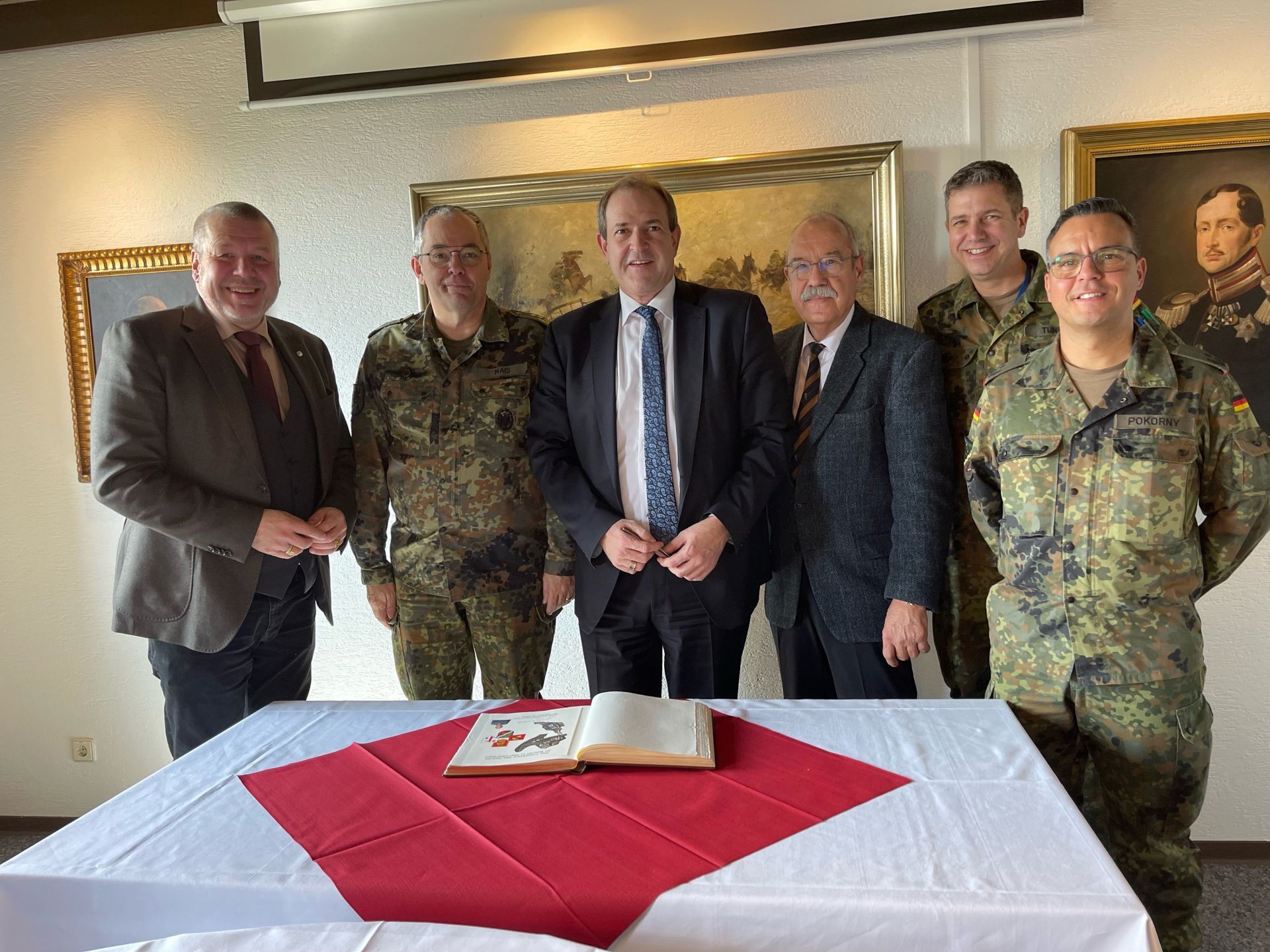 La photo montre les acteurs lors de la signature du livre d'or de la ville par l'inspecteur de l'armée de terre lors de sa visite à l'école d'artillerie.