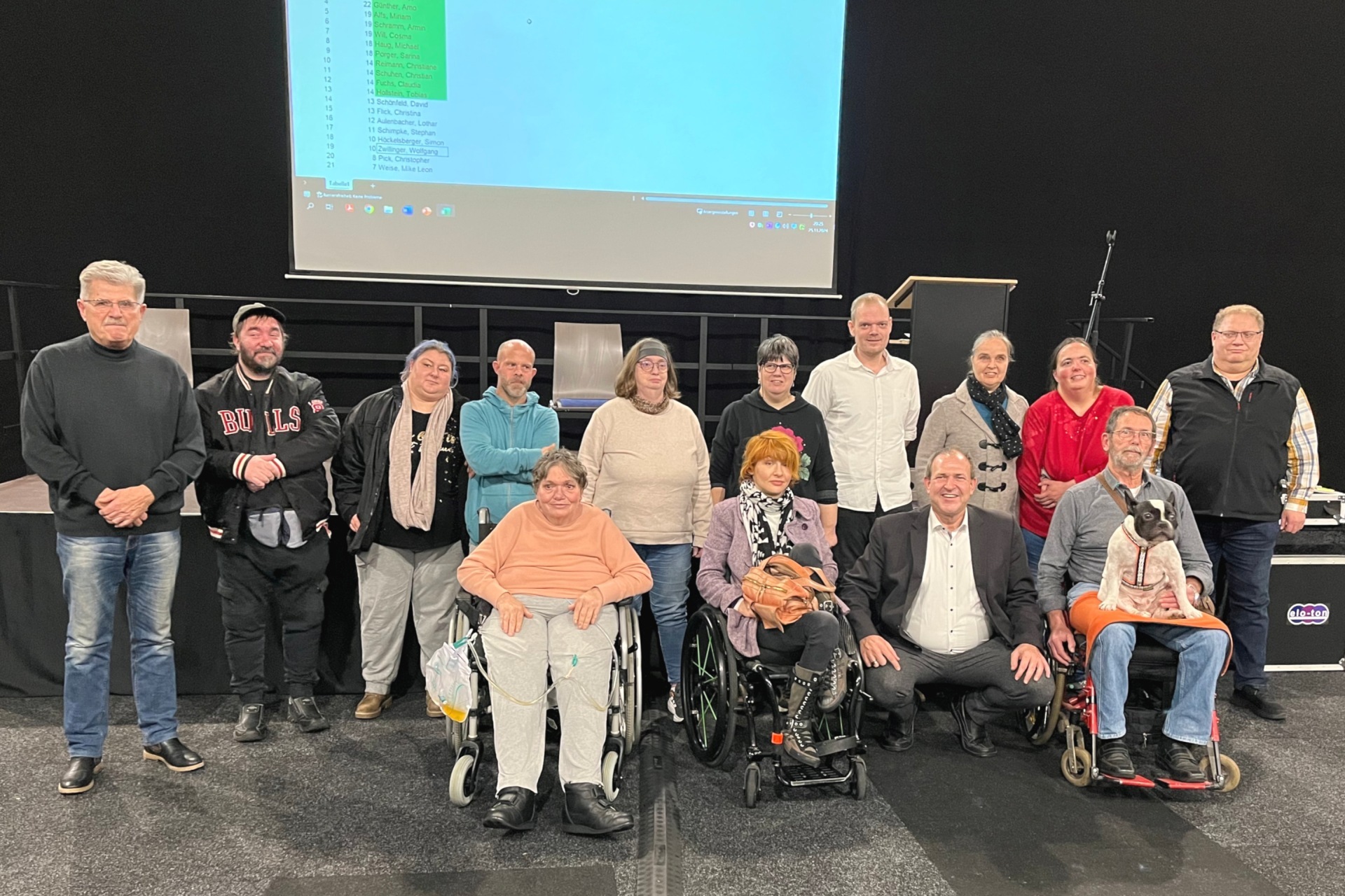 La photo montre le maire et les 13 membres du conseil consultatif. Dix personnes se trouvent dans la rangée du fond, trois personnes en fauteuil roulant se trouvent dans la rangée de devant. Entre elles, le maire Frühauf est agenouillé.
