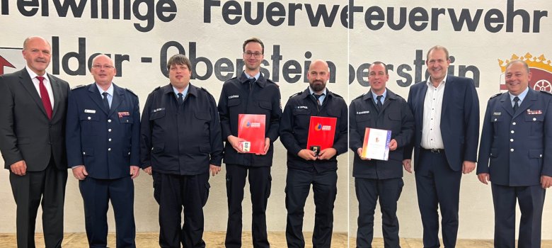 La photo montre les personnes honorées et les personnes qui les félicitent. Ils se tiennent côte à côte sur la scène et font face à la caméra.