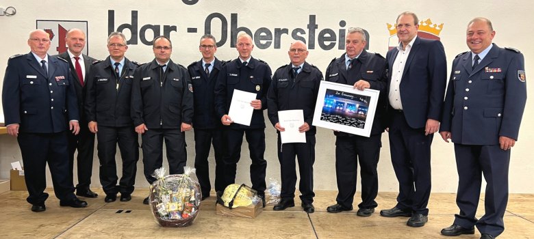 La photo montre les personnes honorées et les personnes qui les félicitent. Ils se tiennent côte à côte sur la scène et font face à la caméra.