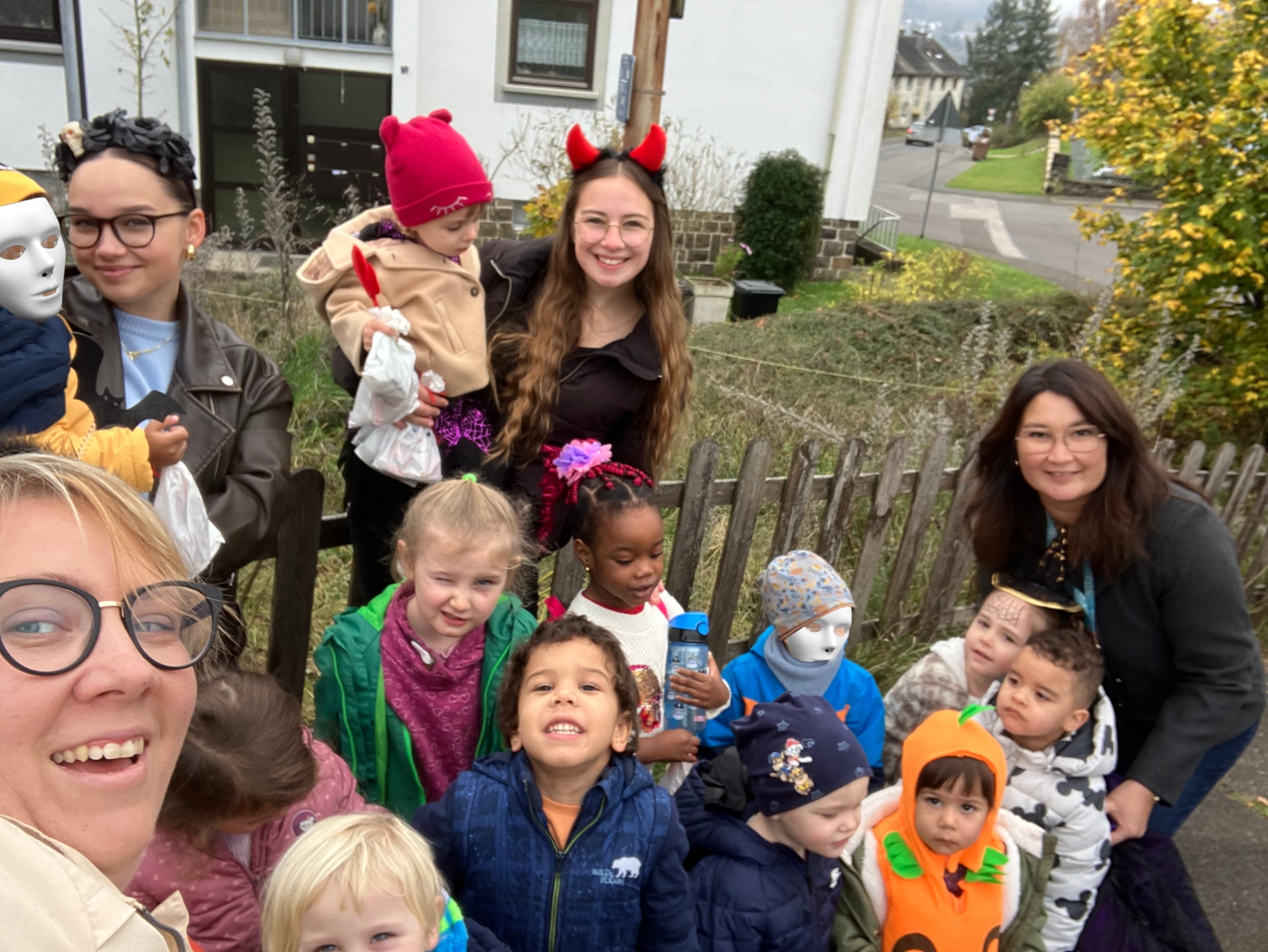 La photo montre les éducateurs et les enfants pendant leur patrouille d'Halloween.