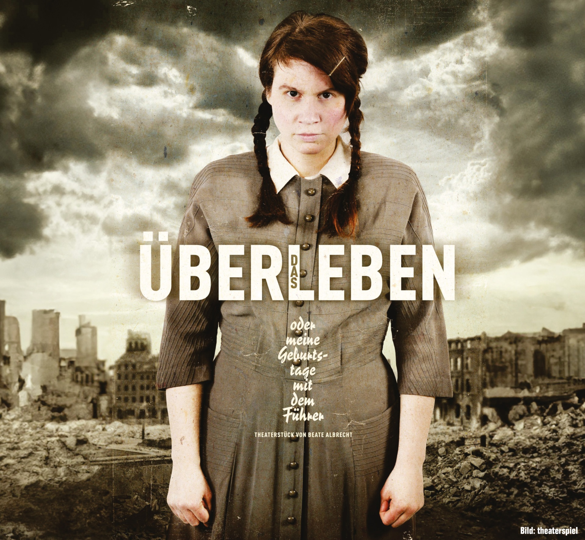 La photo, principalement en noir et blanc, montre Anni debout dans le décor d'une ville bombardée, regardant l'objectif avec colère.