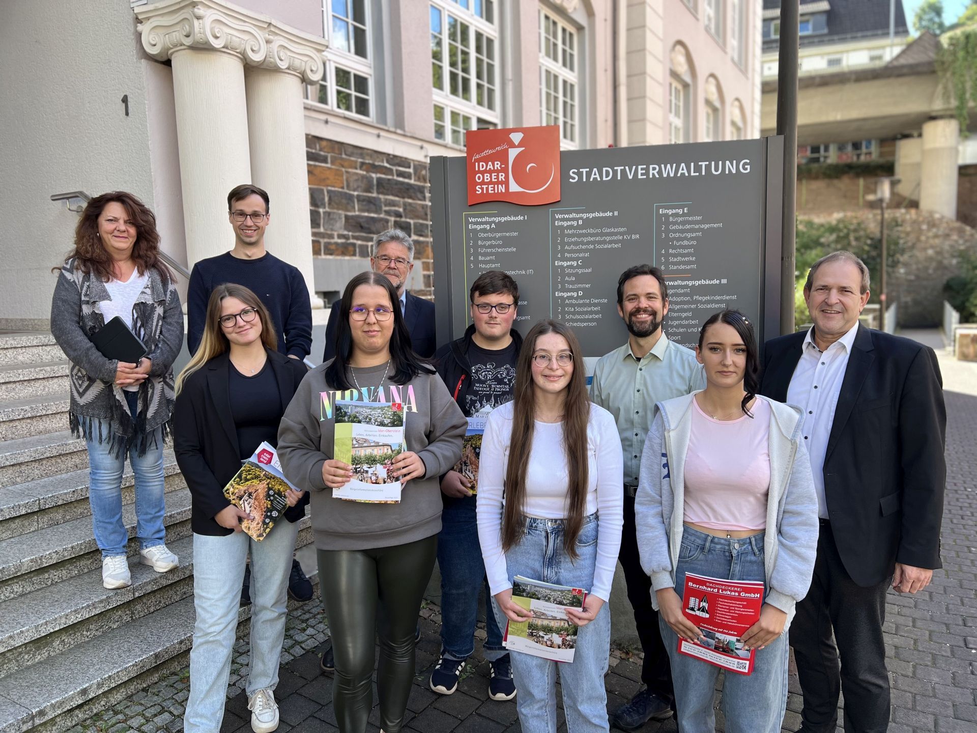 Le maire Frank Frühauf (à droite), Susanne Becker, Felix Schöneck et LBB Wolfgang Petry (dernier rang à partir de la gauche) ainsi que Florian Albert (dernier rang 2ème à partir de la droite) ont souhaité la bienvenue aux nouveaux apprentis Lena Conrad, Sina-Marie Steinshorn, Elisabeth Süsterhenn premier rang de gauche à droite et Mia Blum ainsi que Maximilian Lang (dernier rang 4ème à partir de la gauche) au sein de l'administration municipale.