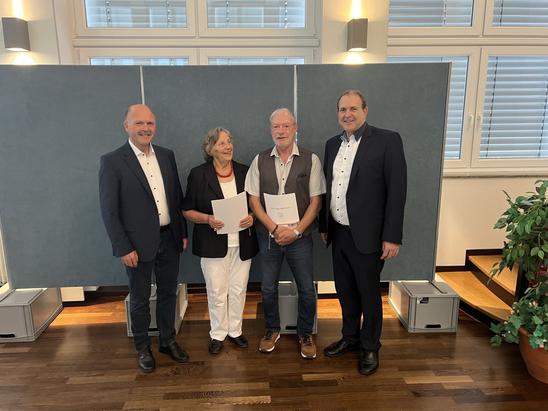 De gauche à droite : le maire Friedrich Marx, Julianne Wild, Armin Korpus et le maire Frank Frühauf lors de la remise des prix pour 30 ans d'engagement politique local.