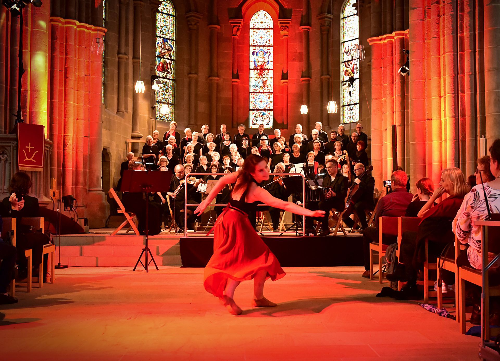 Georgia Rapti met en scène la musique et les chants de la soirée tango en dansant.