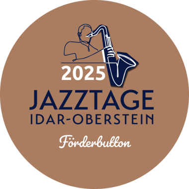 La photo montre le badge de promotion des Journées du jazz de cette année.