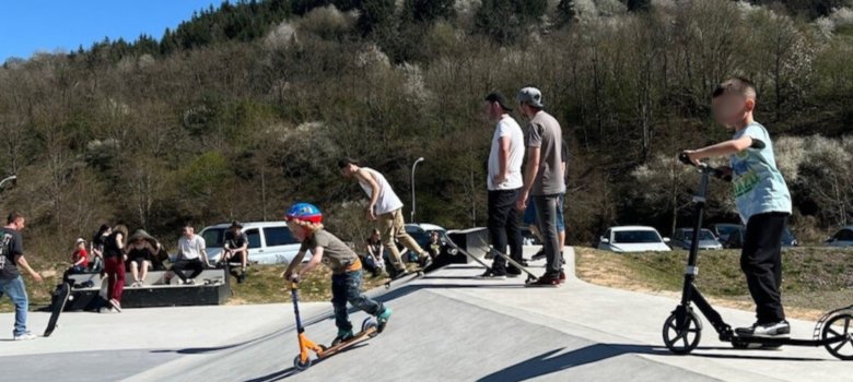 La photo montre des personnes sur le skatepark du parc municipal.