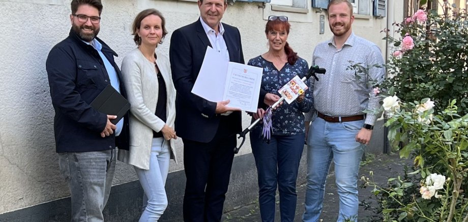 La photo montre les personnes présentes devant l'espace vert entretenu par Elke Grüneberg et son amie.