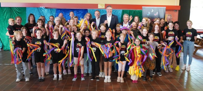 Les Musical Kids ont invité le Premier ministre à assister à leurs représentations au théâtre municipal. La photo montre les Musical Kids avec le Premier ministre.