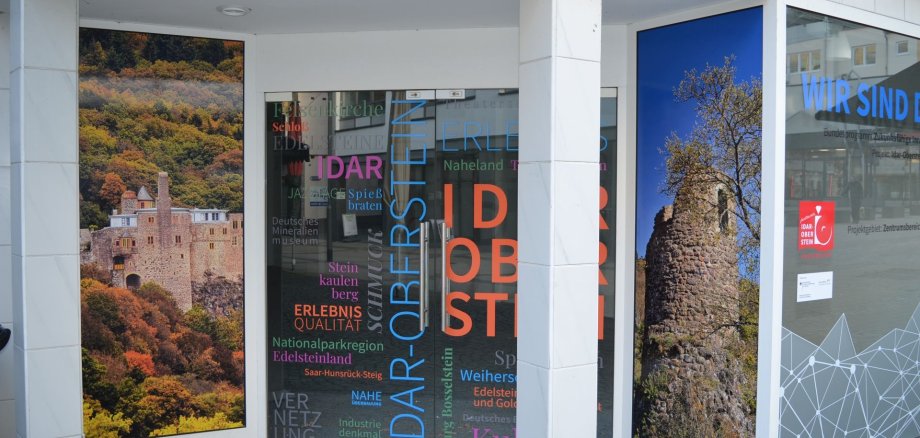 Collage de vitrines dans le secteur de la place de la Christuskirch. Dans le secteur de la Christuskirchplatz, dans la zone piétonne d'Oberstein, la vitrine d'un local vide a été habillée de manière professionnelle.