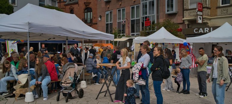 La photo montre la place Schleifer avec de nombreux visiteurs.