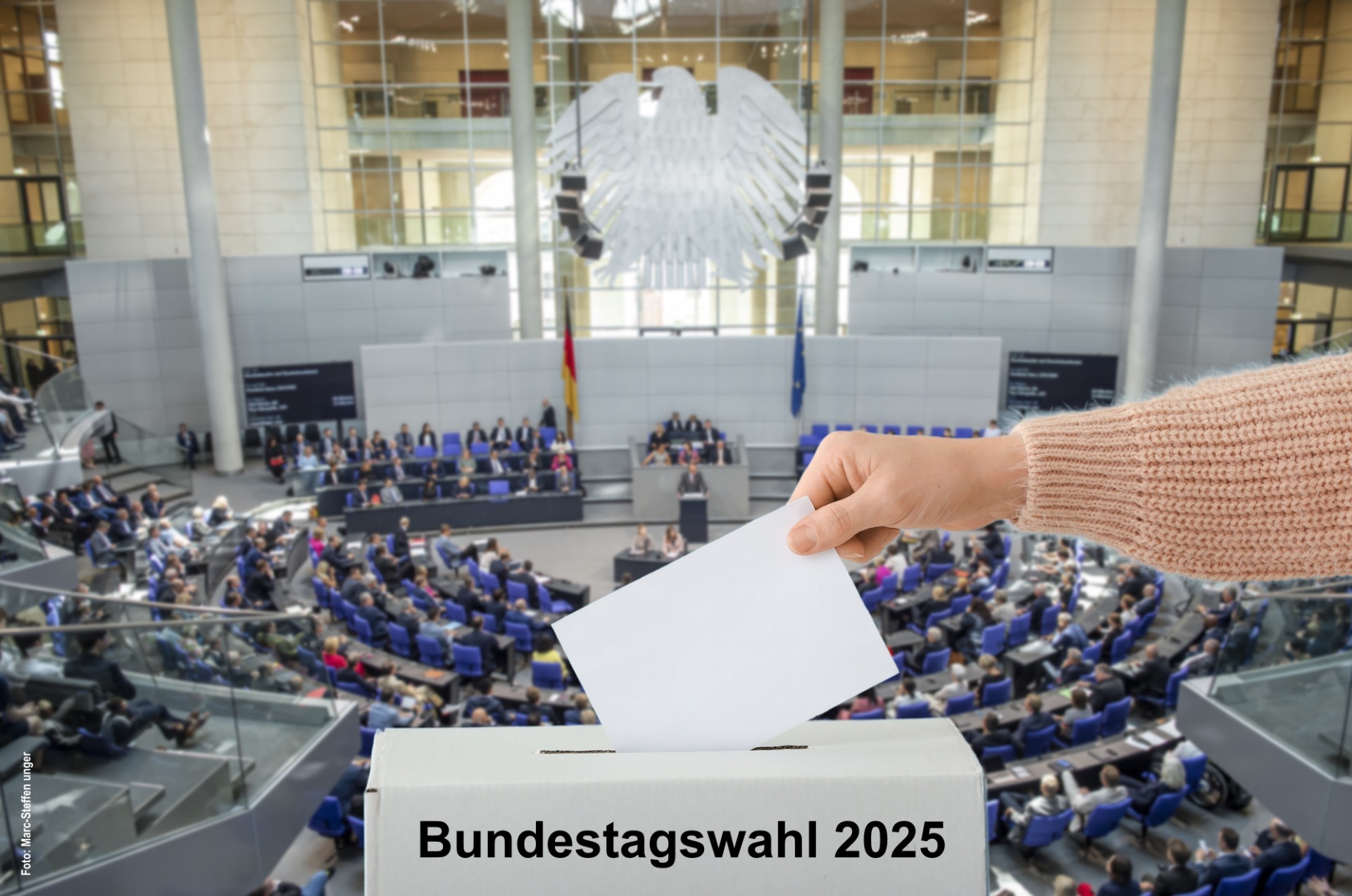 La photo montre un bras insérant un bulletin de vote dans une urne portant l'inscription "Bundestag 2025". En arrière-plan, on peut voir l'hémicycle du Bundestag.