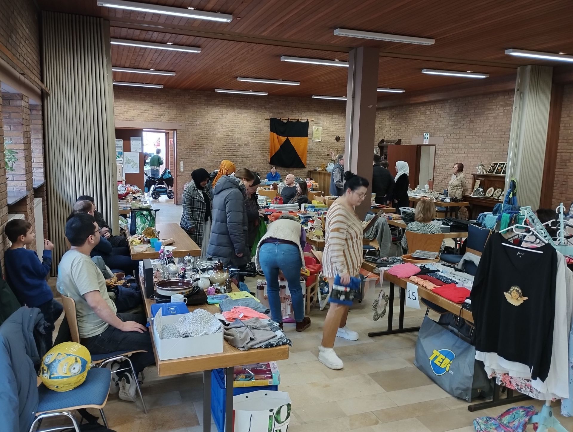 Le marché aux puces familial de l'année dernière a attiré de nombreuses personnes intéressées et proposé une offre intéressante.