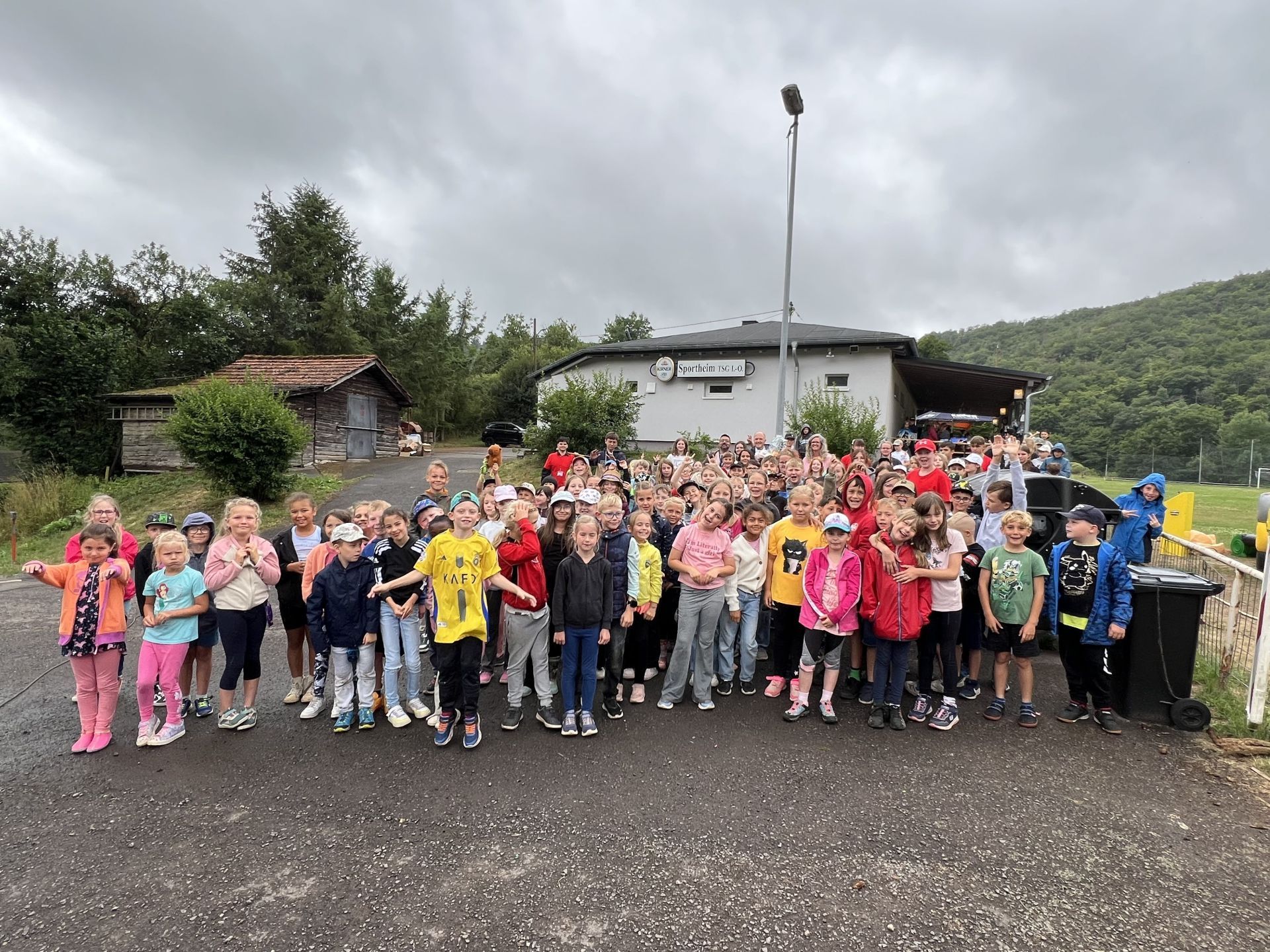 La photo montre les enfants de l'AWO Stadtranderholung lors de la visite du maire Friedrich Marx.