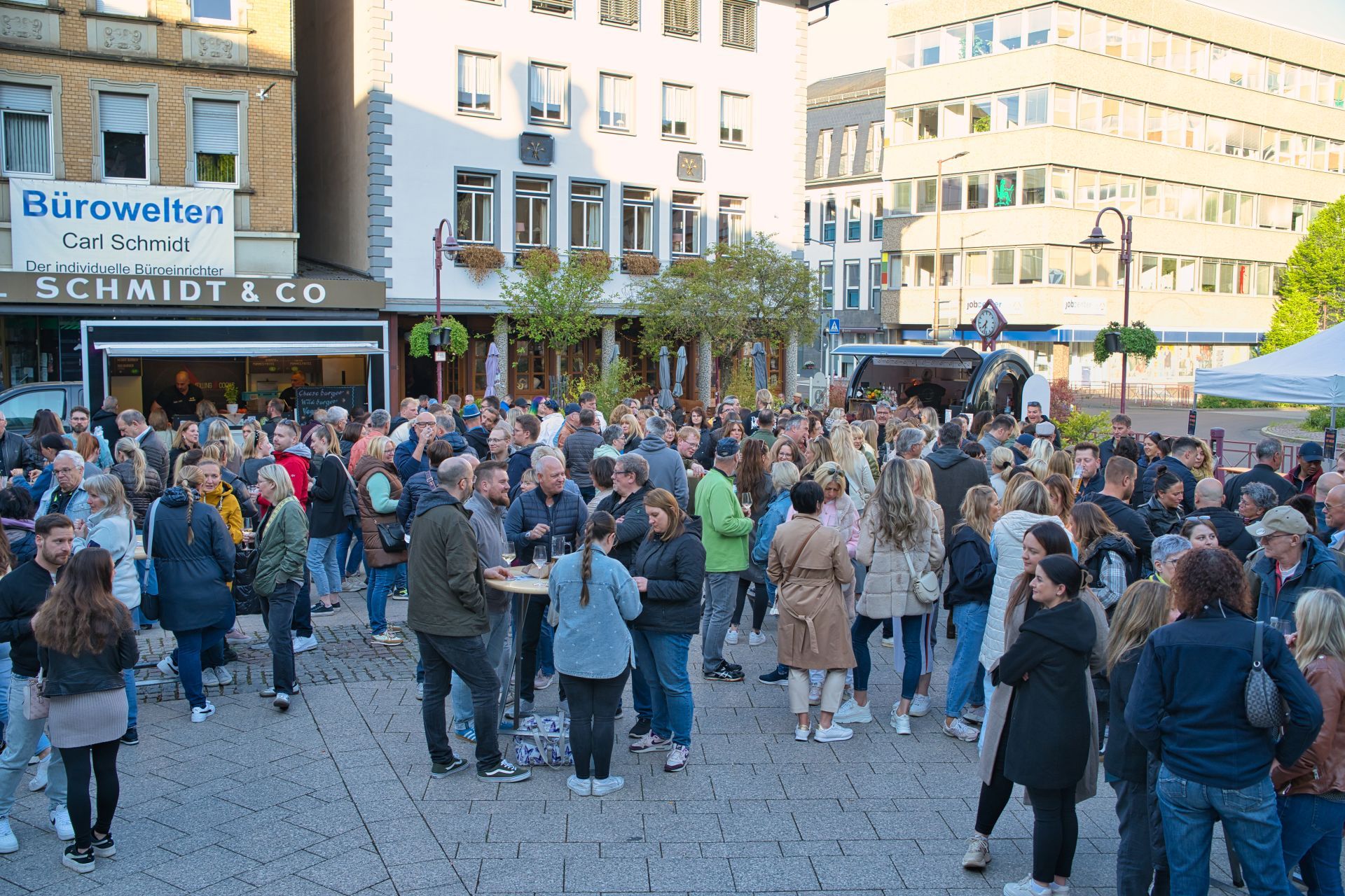 La photo montre de nombreuses personnes profitant de l'un des précédents événements After Work sur la Schleiferplatz d'Idar.