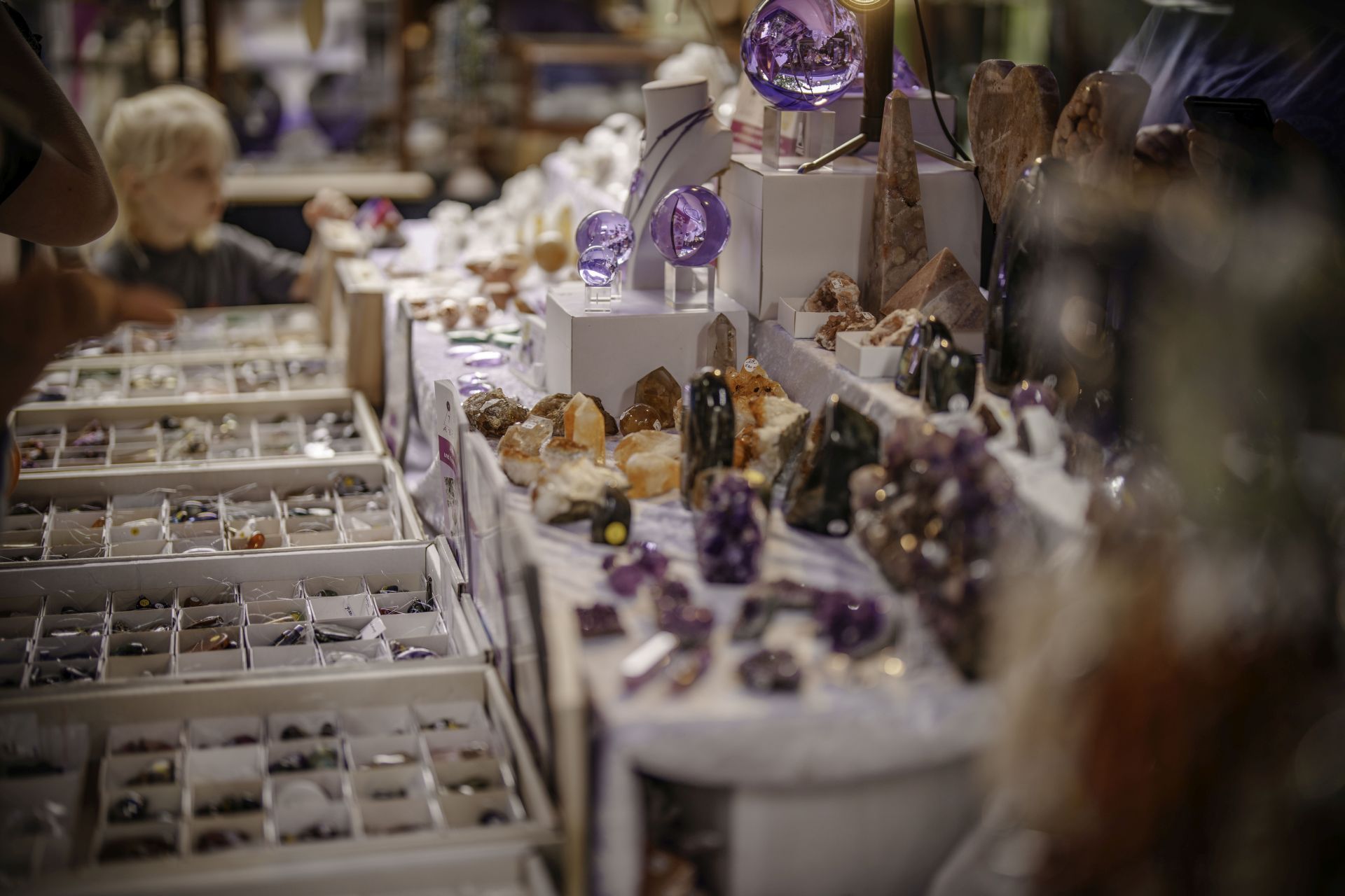 La photo montre un stand sur un ancien marché de tailleurs de pierres précieuses et d'orfèvres avec des pièces de joaillerie.