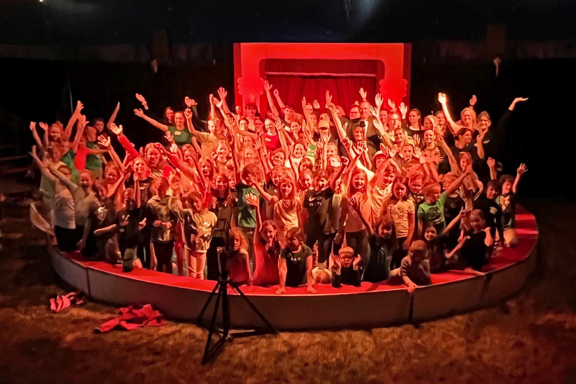 La photo montre les enfants, les animateurs ainsi que les représentants de la KSK et OB Frühauf. Ils sont tous debout dans le manège et présentent le salut du cirque.