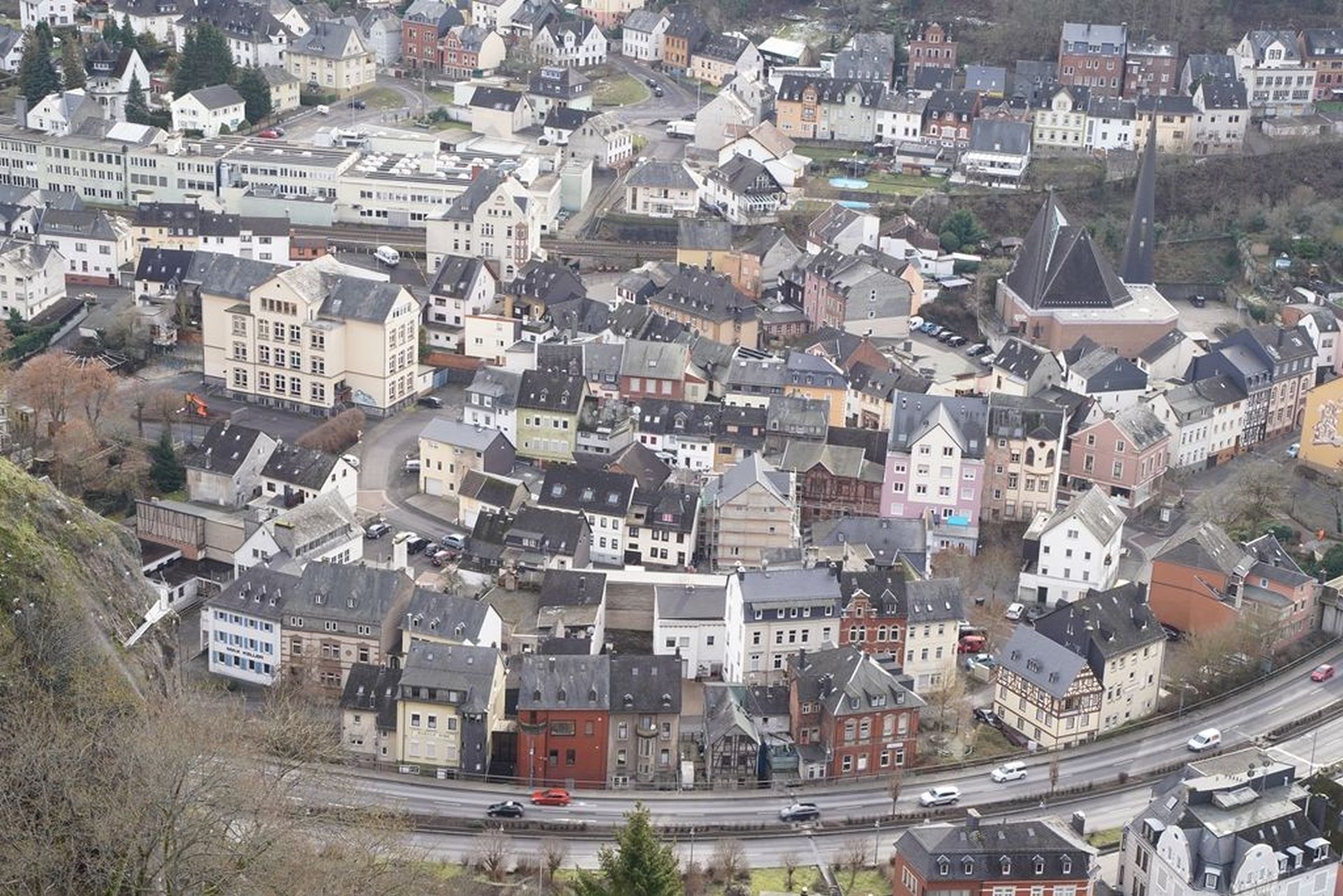 La photo montre le quartier urbain de la Wasenstraße vu d'en haut, la vue est prise depuis le château de Bosselstein.