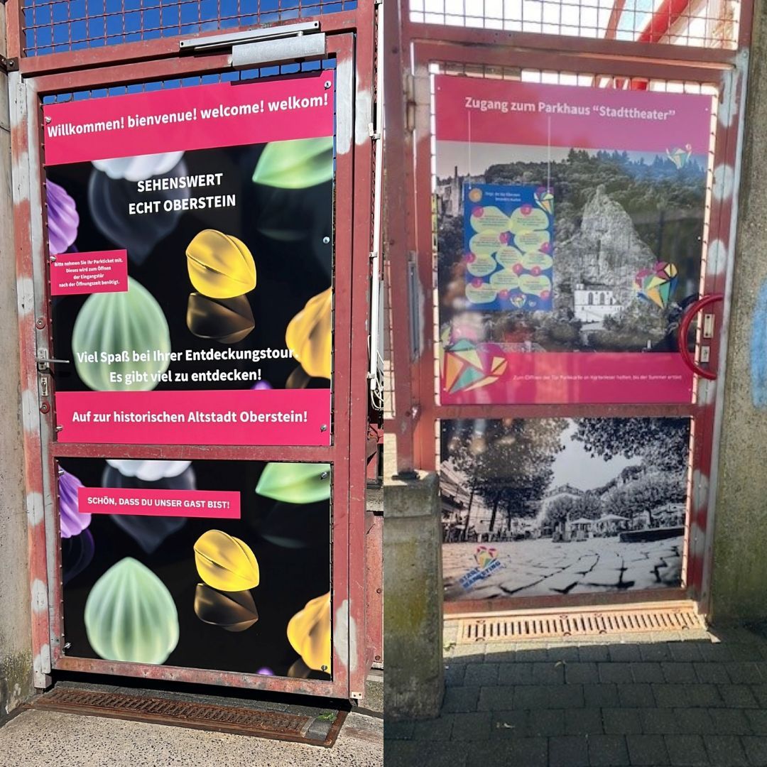 La photo montre deux portes, celles du parking du théâtre municipal, qui ont été redessinées avec des motifs de la vieille ville et des représentations de pierres précieuses et qui sont désormais plus présentables.