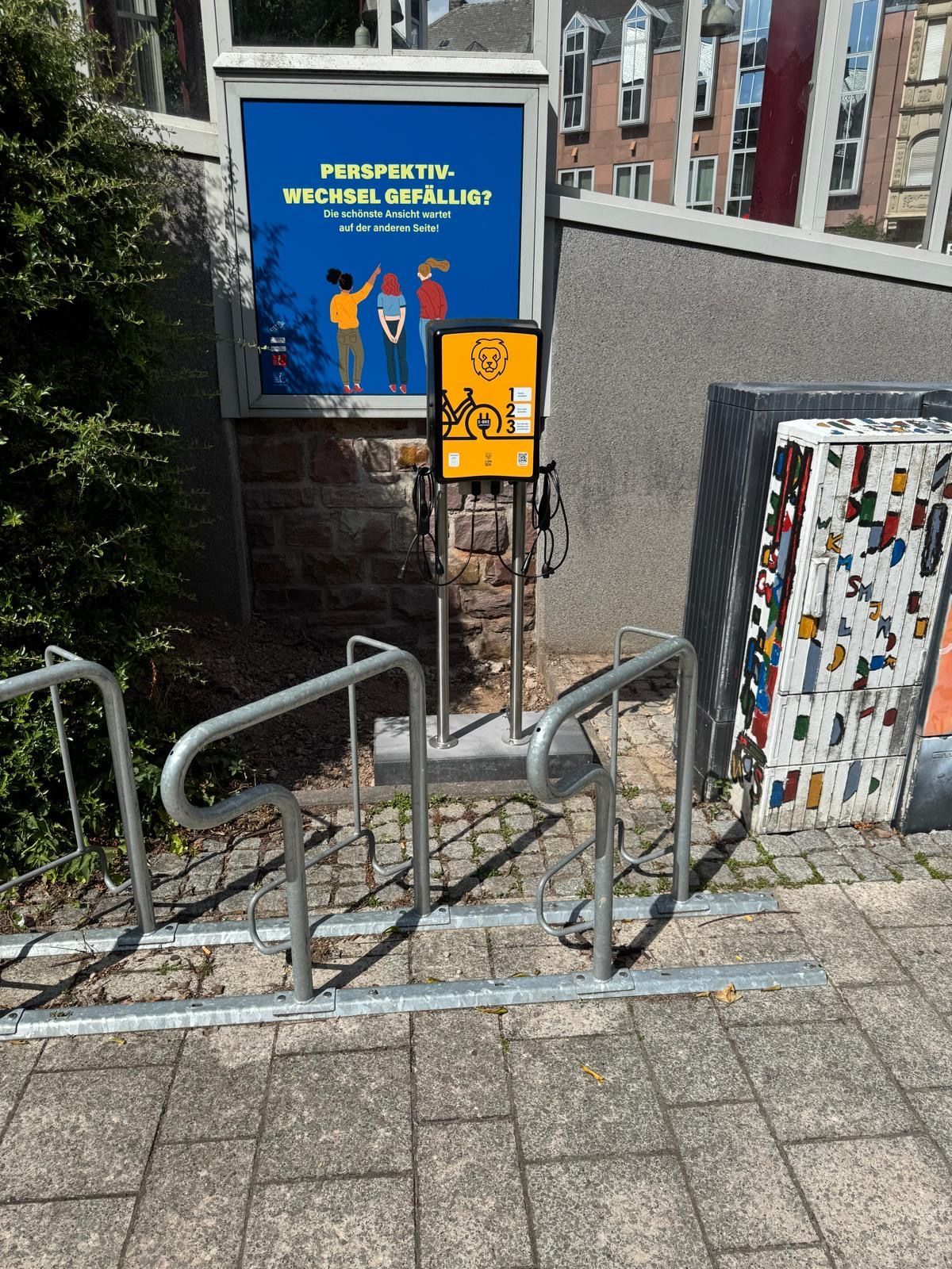 La photo montre la station de recharge pour vélos électriques à la coquille sur la place Schleifer à Idar.