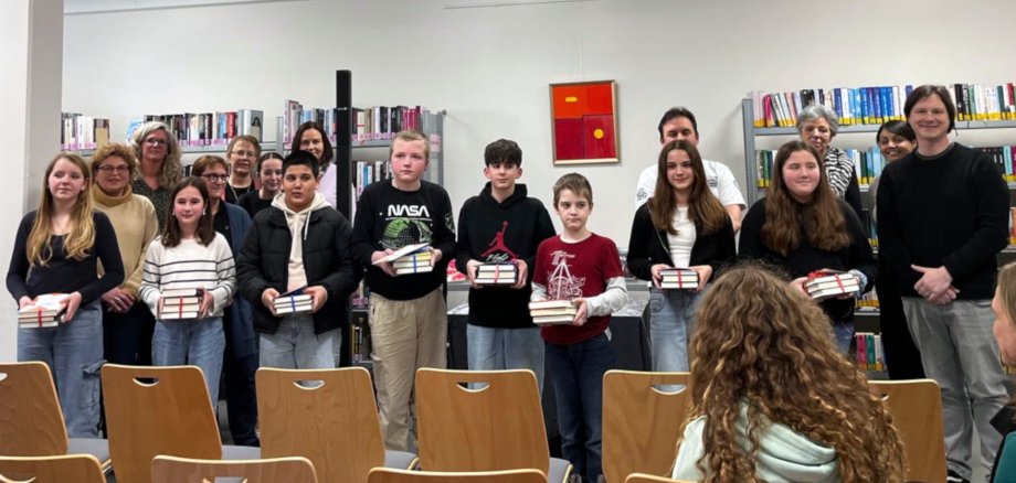 Participants, organisateurs et jury de la compétition du district, remportée par Isabella Schneider (premier rang, 2e à partir de la gauche).