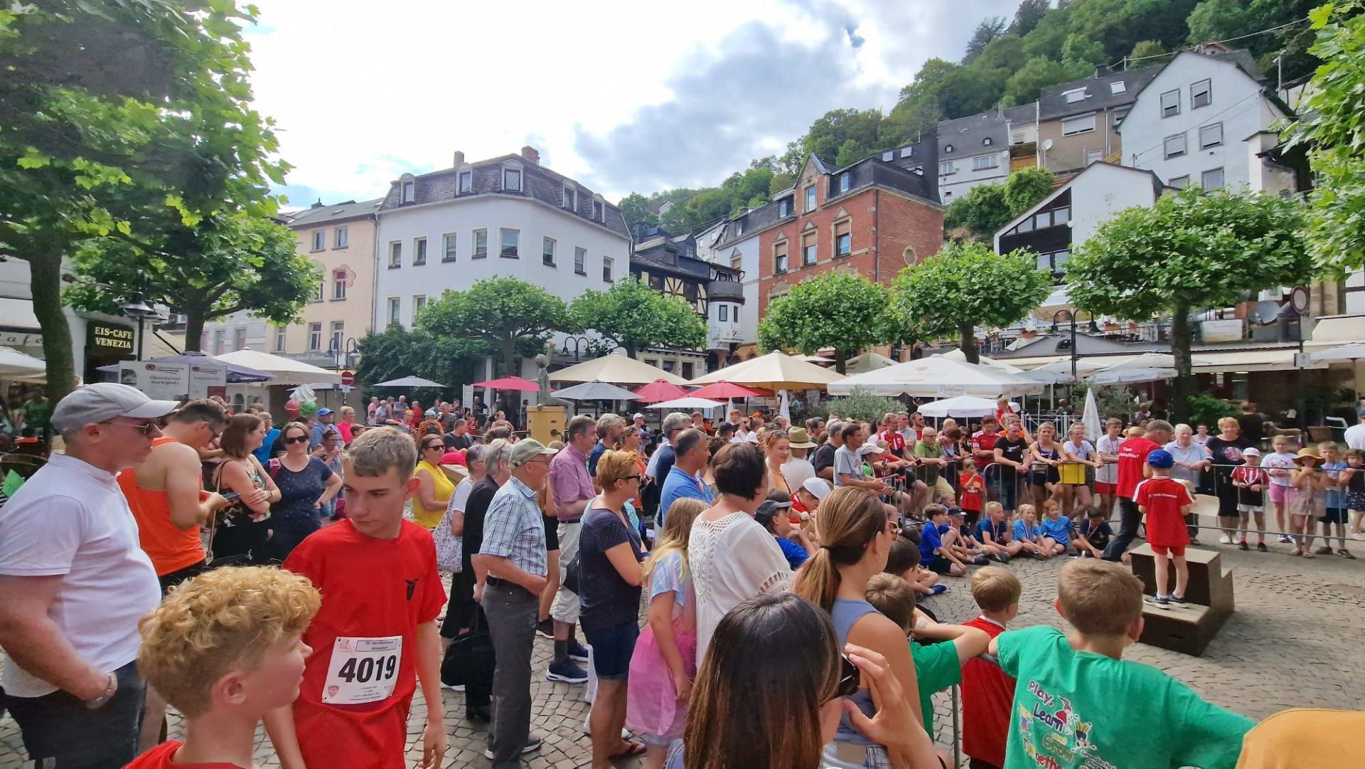 La photo montre la place du marché d'Oberstein avec de nombreux coureurs et spectateurs à l'issue de la course de la vieille ville avant la remise des prix.