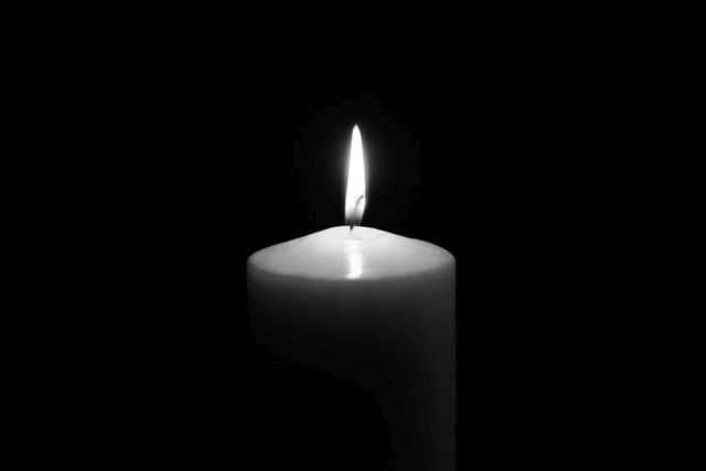 Bougie flamme isolée sur fond noir.