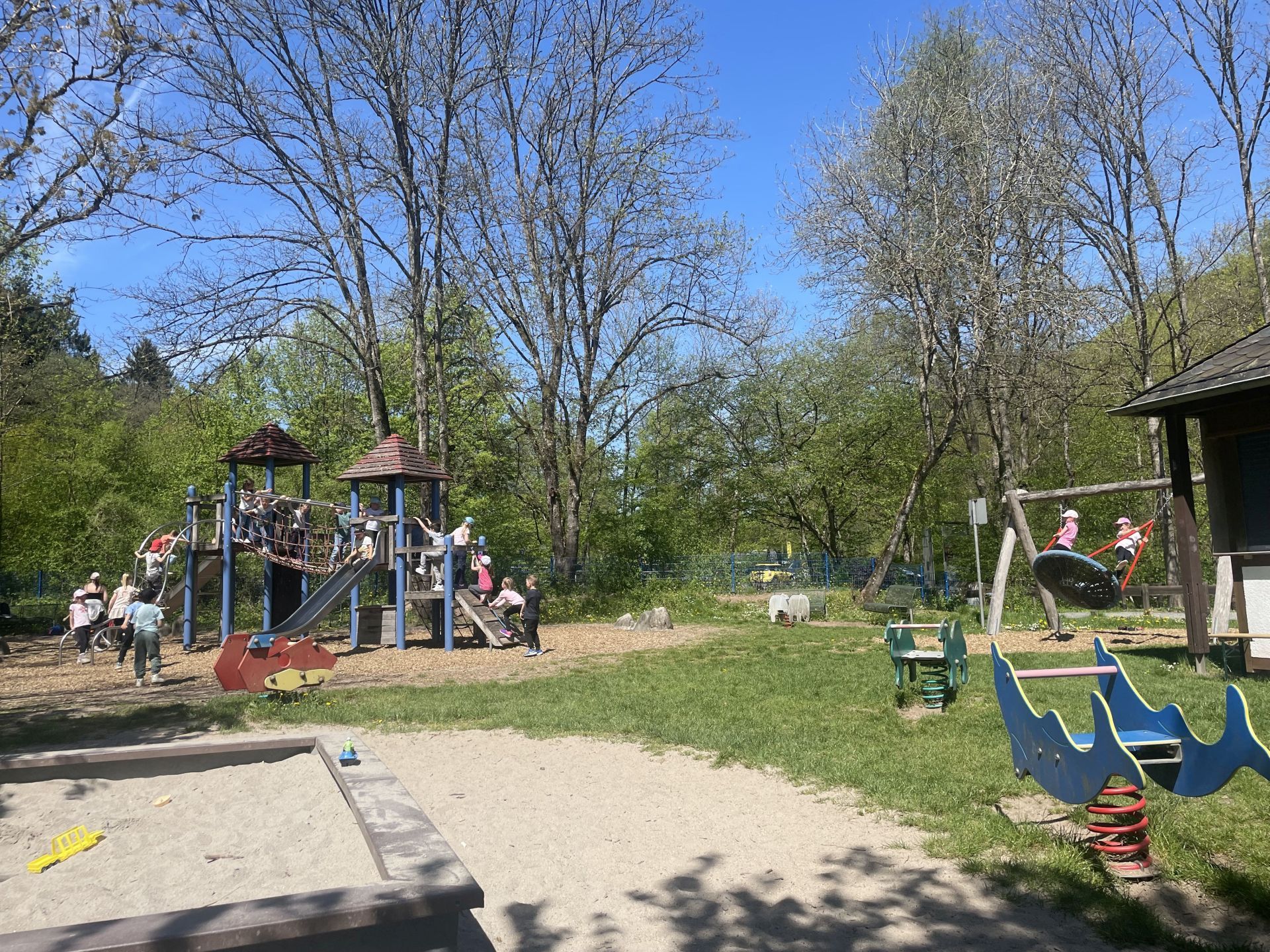 La photo montre l'aire de jeux de la Weiherschleife, où jouent les enfants de la crèche Weierbach.