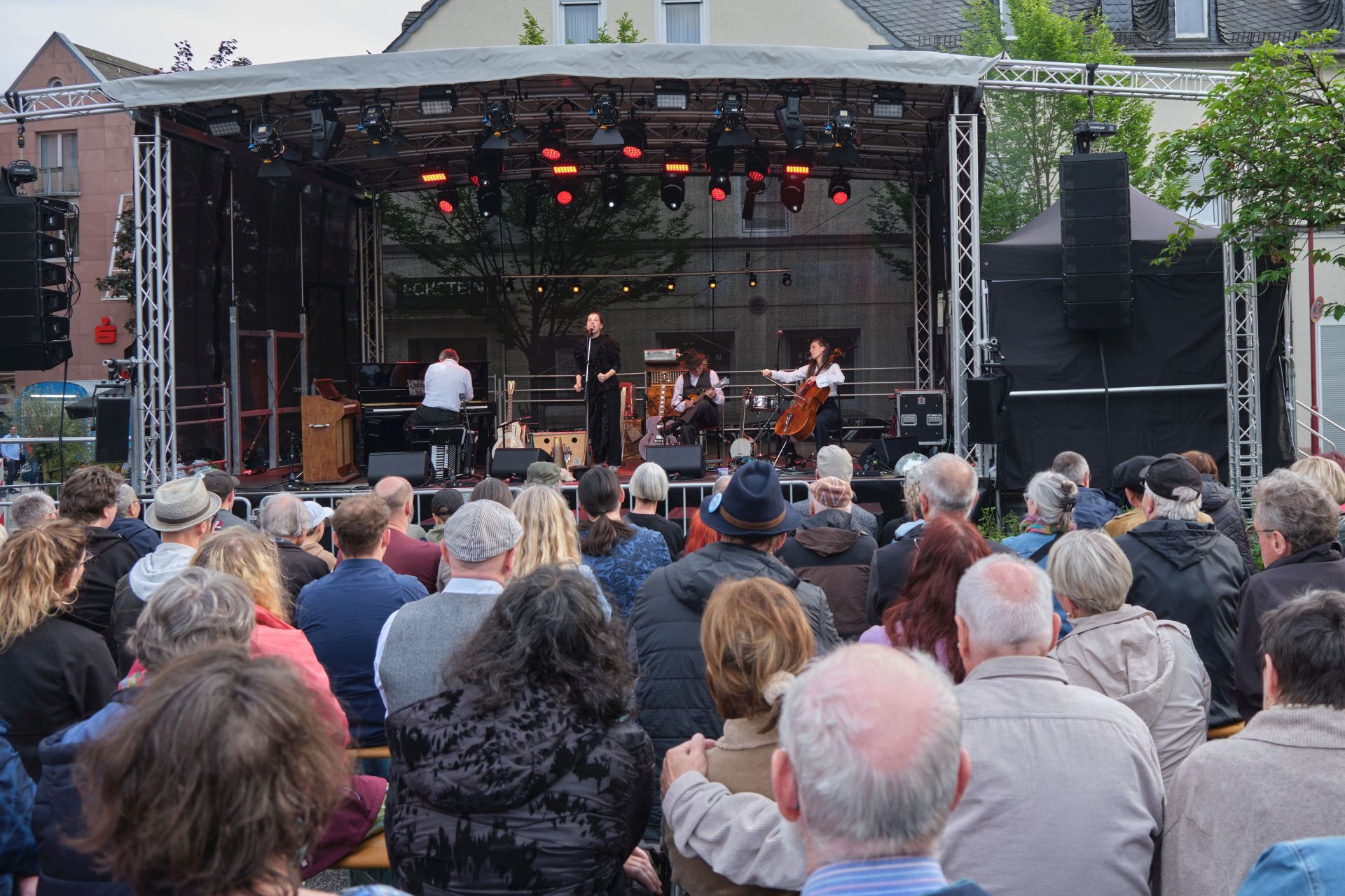 Impressions de la scène sur la place du marché l'année dernière.