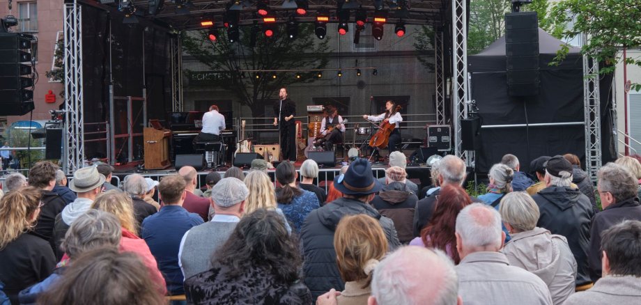 Impressions de la scène sur la place du marché l'année dernière.