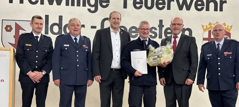 C'est sous les applaudissements que Ralf Steuer (3e à partir de la droite) a pris congé du service actif. C'est sous les applaudissements que Ralf Steuer (3e à partir de la droite) a pris congé du service actif.
