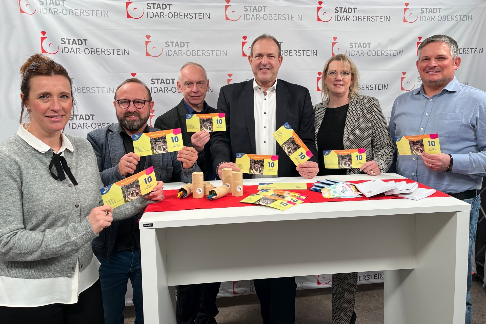 La photo montre les membres du conseil d'administration de l'association avec le nouveau bon d'achat.