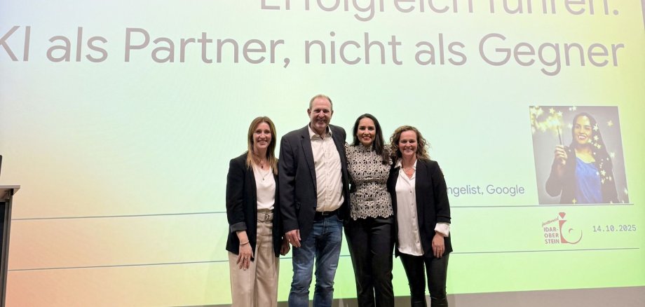 De gauche à droite : Caroline Pehlke du service de développement économique de la ville, le maire Frank Frühauf, la conférencière Aprajita Jain et Sarah Wagner, également du service de développement économique de la ville, se sont réjouis de la grande résonance et de la qualité de l'exposé. De gauche à droite : Caroline Pehlke du service de développement économique de la ville, le maire Frank Frühauf, la conférencière Aprajita Jain et Sarah Wagner, également du service de développement économique de la ville, se sont réjouis de la grande résonance et de la qualité de l'exposé.