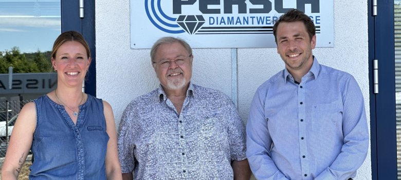 Caroline Pehlke avec les directeurs Kurt et Bert Henn lors de la visite de l'entreprise. Caroline Pehlke avec les directeurs Kurt et Bert Henn lors de la visite de l'entreprise.