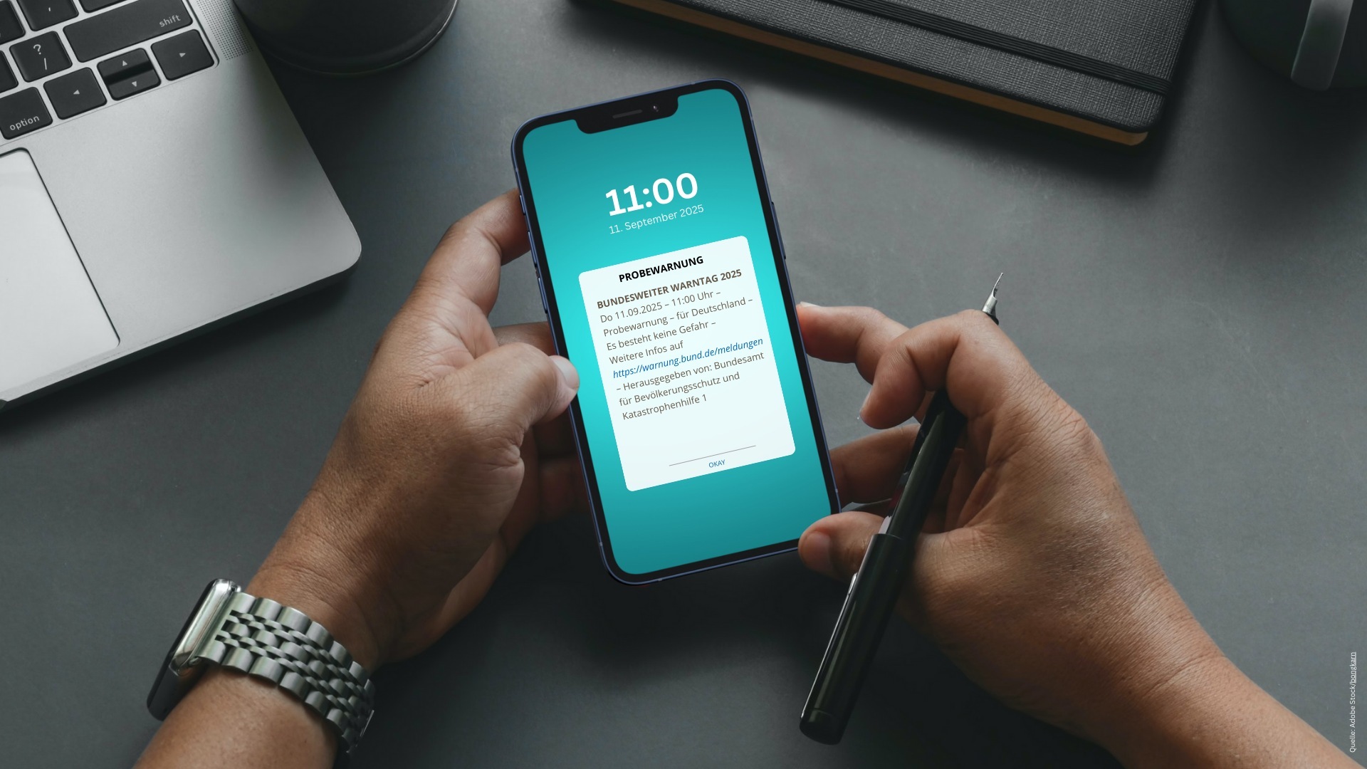 La photo montre un téléphone mobile sur lequel un message d'avertissement est affiché.
