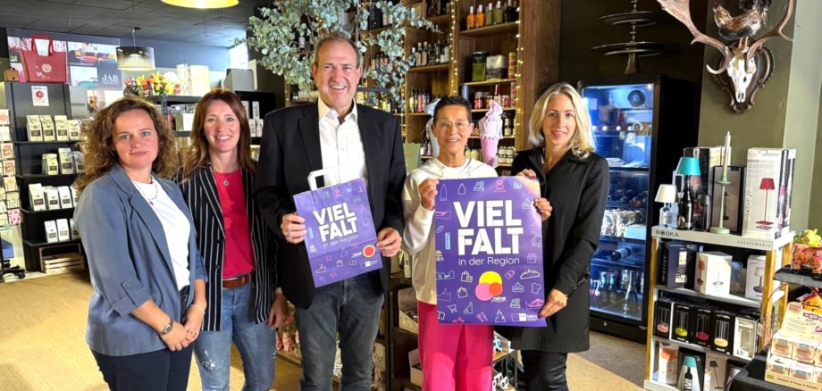 En compagnie du maire Frank Frühauf et de Christina Schwardt de la Chambre de commerce et d'industrie, Caroline Pehlke et Sarah Wagner du service de développement économique de la ville ont rendu visite à Marion Galle dans sa boutique de thé. La photo montre les personnes mentionnées. Elles se tiennent côte à côte dans le magasin et regardent la caméra.