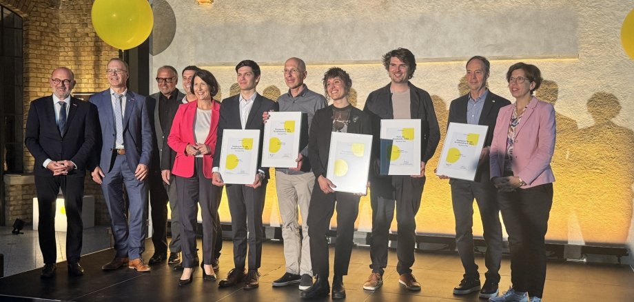 La photo montre les lauréats ainsi que des représentants du ministère et de la chambre des métiers sur la scène.