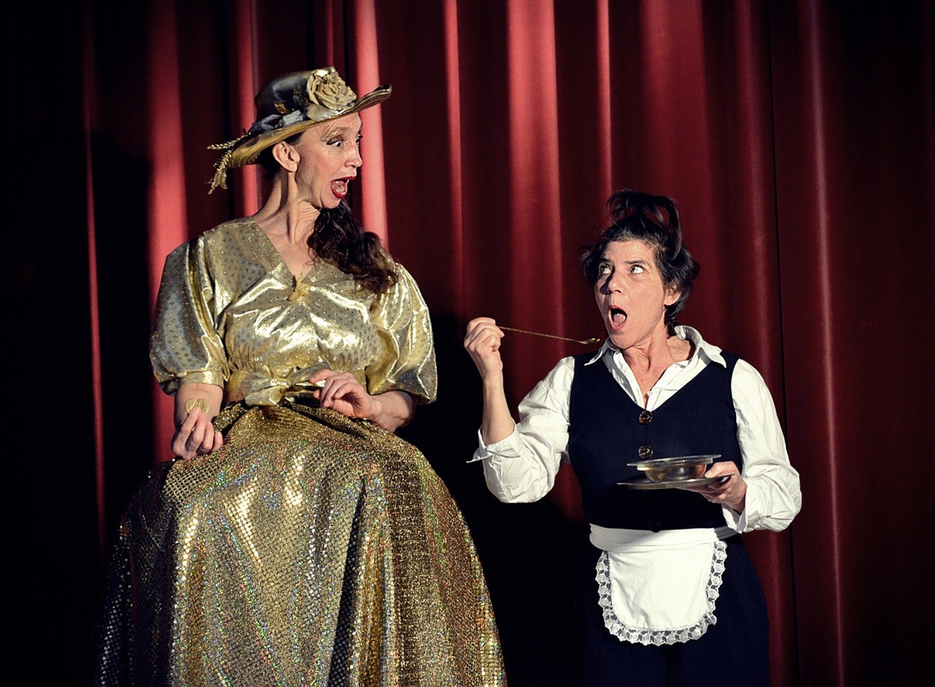 La photo montre une scène de jeu avec les deux actrices en costume.