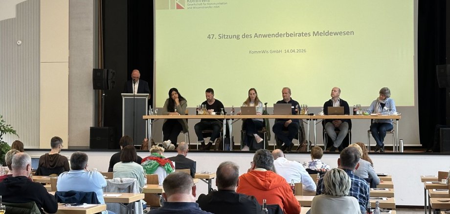 La photo montre les participants au comité consultatif des utilisateurs dans la Göttenbach-Aula et le maire Friedrich Marx lors de son discours de bienvenue.
