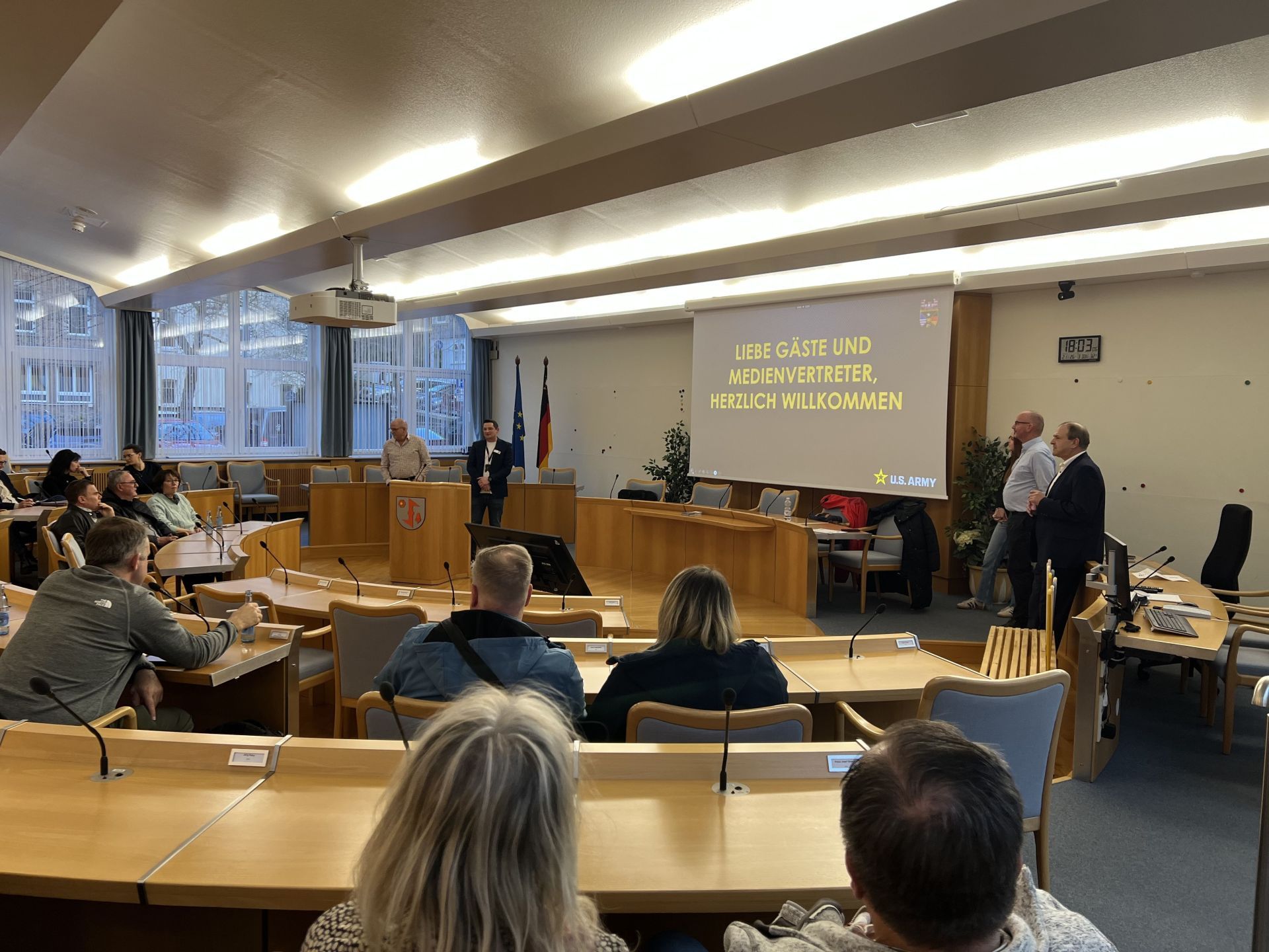 La photo montre de nombreux propriétaires immobiliers intéressés dans la salle de réunion, qui s'informent sur les locations aux soldats américains.