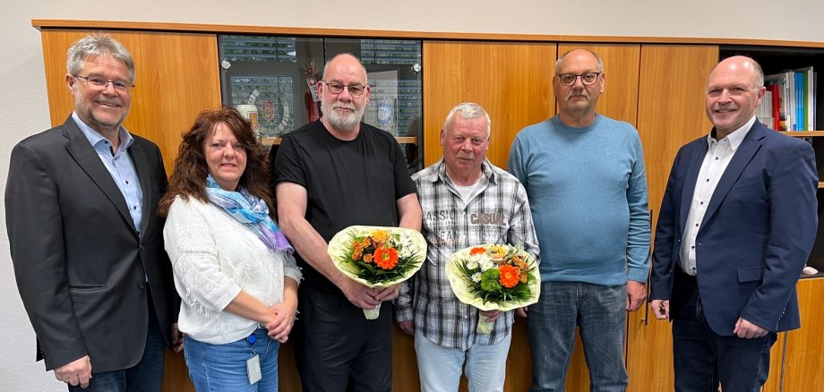 Richard Becker et Ludwig Conrad (3e et 4e à partir de la gauche) ont veillé pendant de nombreuses années à la propreté de la ville. La photo montre les personnes mentionnées dans le bureau du maire Marx.