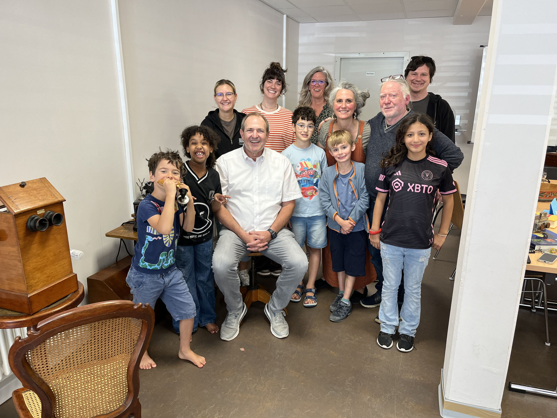 La photo montre les enfants qui ont participé à l'atelier en compagnie du maire Frühauf lors de sa visite. 