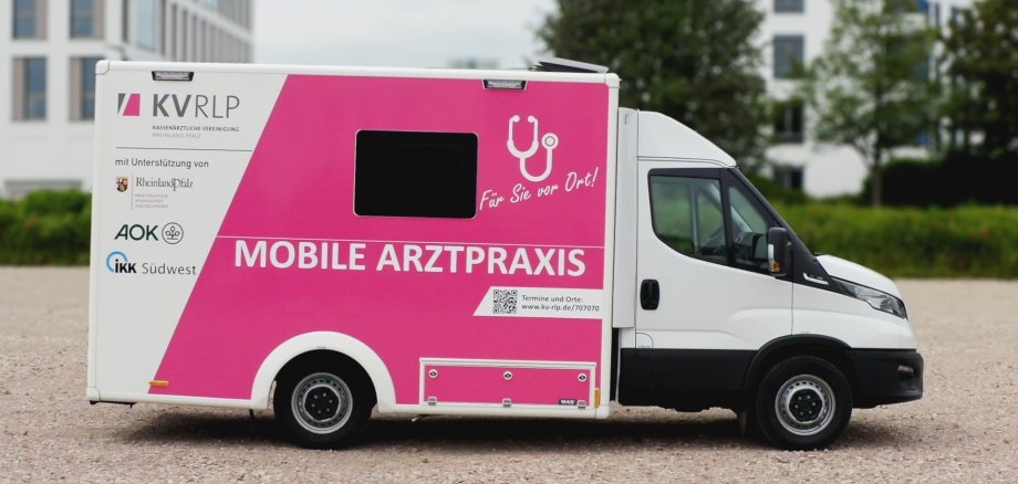 Le cabinet médical mobile de la KV RLP s'installera dans un premier temps une fois par semaine, pendant trois mois, sur le parking de la mairie d'Idar-Oberstein. La photo montre le cabinet médical mobile.