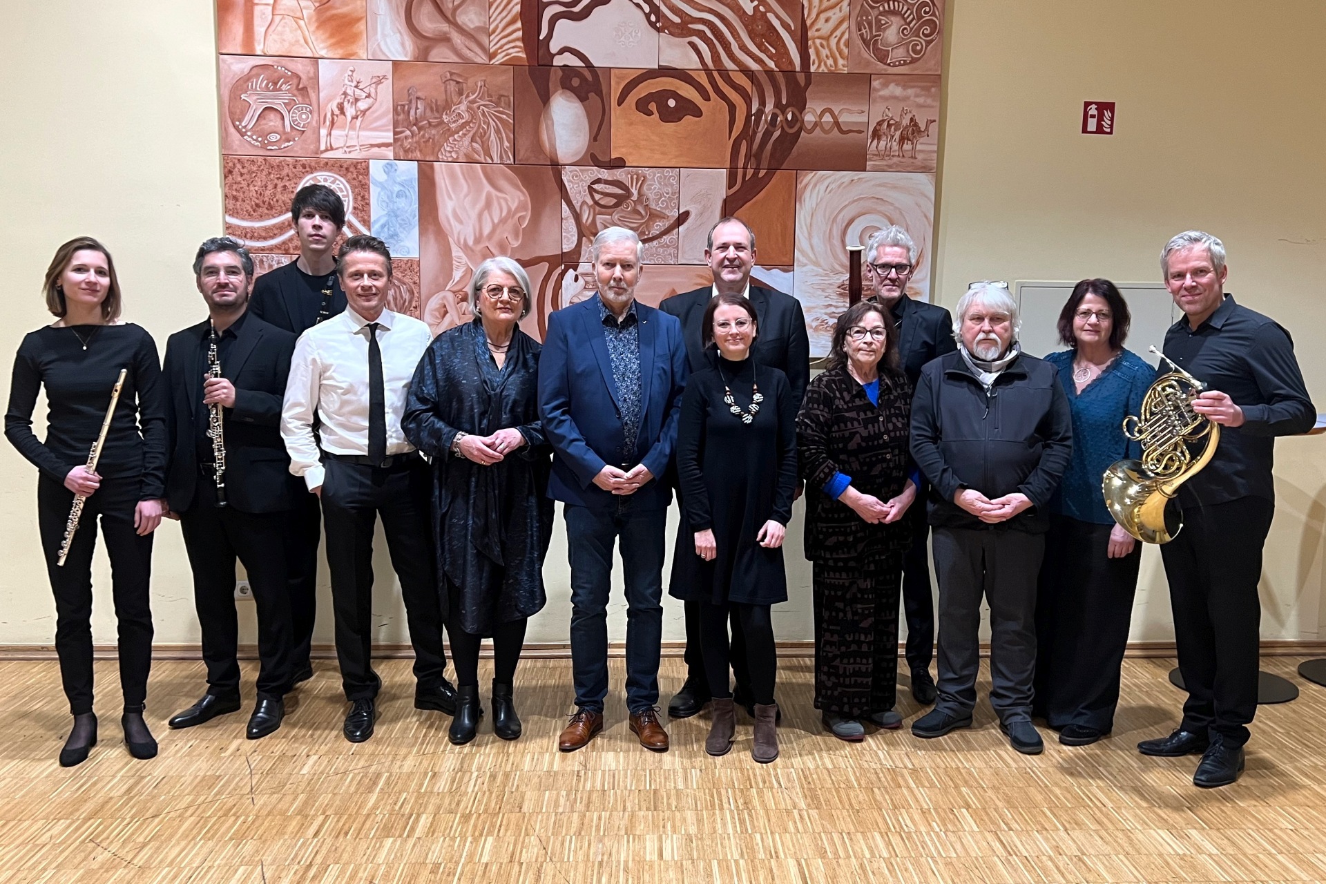 La photo montre les personnes mentionnées dans la salle de banquet du théâtre municipal.