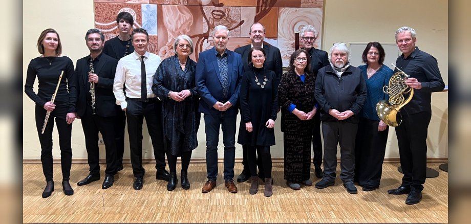 La photo montre les personnes mentionnées dans la salle de banquet du théâtre municipal.