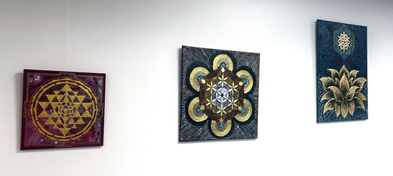 Les peintures d'Oxana Wagner sont actuellement exposées à la bibliothèque municipale d'Idar-Oberstein. La photo montre trois des peintures d'Oxana Wagner.