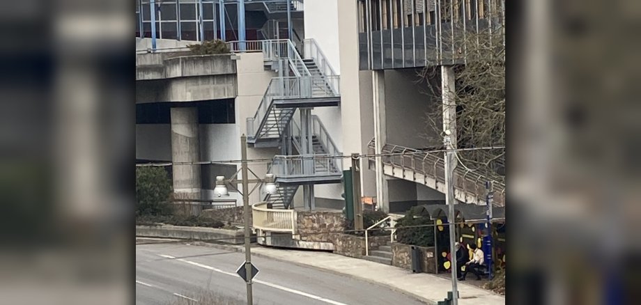 Avec la libération de la nouvelle tour d'escalier, l'arrêt de bus sur le lotissement Nahe est à nouveau directement accessible depuis la place Auf der Idar. La photo montre une vue de la tour d'escalier depuis le lotissement de la Nahe.
