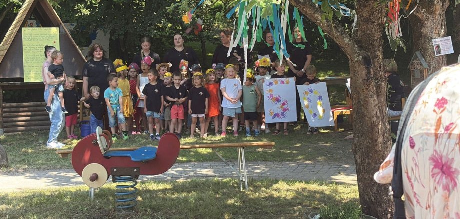 Les enfants et l'équipe de la crèche d'Enzweiler lors de cet anniversaire. Les enfants et l'équipe de la crèche d'Enzweiler lors de cet anniversaire.