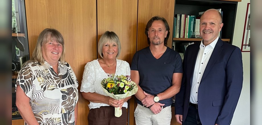 Pendant des décennies, Antonia Schuster (2e à partir de la droite) s'est investie avec beaucoup de dévouement au sein des services municipaux d'Idar-Oberstein. La photo montre les personnes mentionnées dans le bureau du maire Marx.
